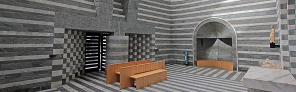 O interior da igreja com padrões geométricos e contrastes em cinza/branco