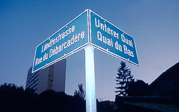 Placas de ruas, em alemão e francês