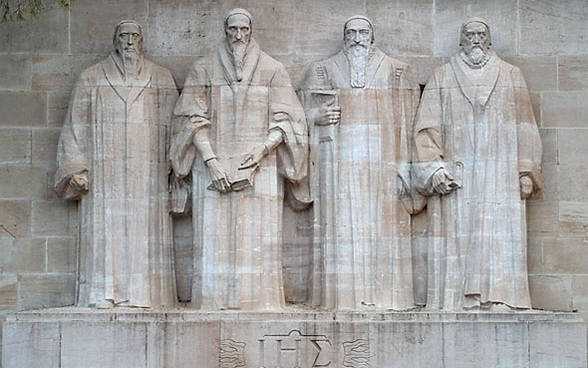 ジュネーヴ にある宗教革命の記念碑。革命指導者のギヨーム・ファレル、ジャン・カルヴァン、テオドール・ド・ベーズ、ジョン・ノックス