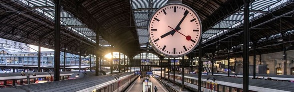 : Horloge typique d’un hall de gare en Suisse