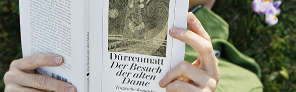 Une femme lit un roman de Friedrich Dürrenmatt