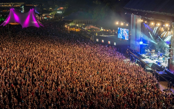 O grande palco openair do festival Paléo em Nyon, com milhares de visitantes