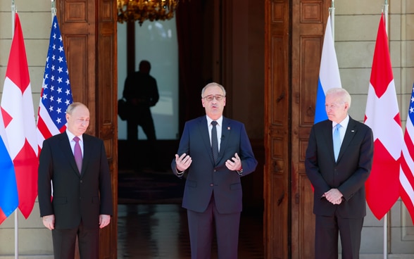 Präsident Biden und Präsident Putin mit Bundespräsident Guy Parmelin in Genf.