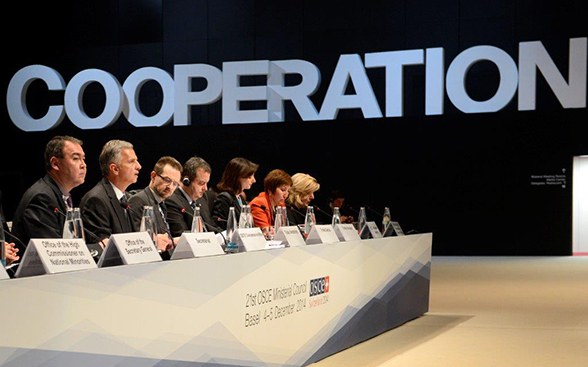 Podio degli oratori durante una riunione dell'OSCE