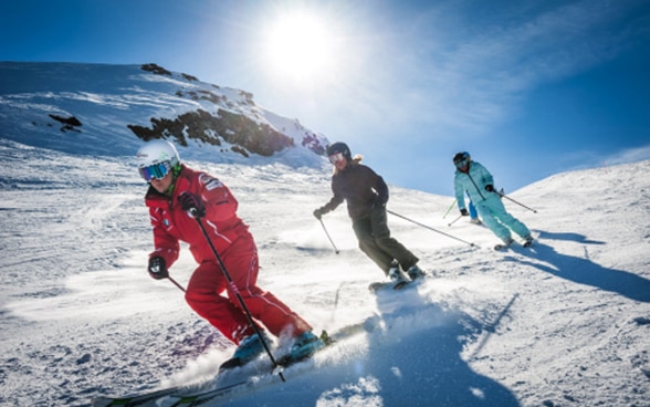 Esquiadores na região do Jungfrau em Berner Oberland.