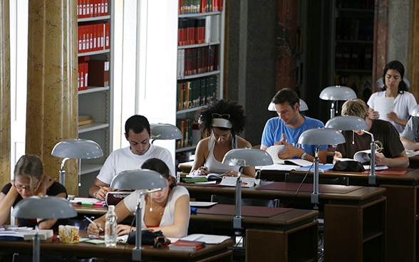 ベルン大学の図書館にいる学生たち