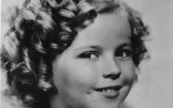 Foto da atriz Shirley Temple a assumir o papel de Heidi no filme de 1937.