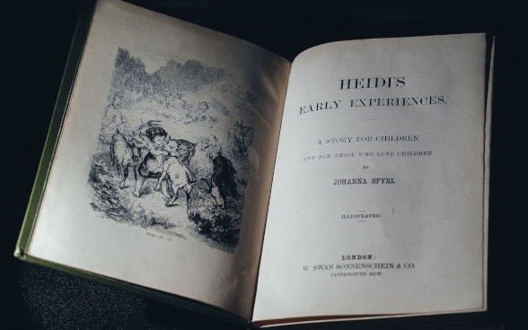Illustration von Heidi mit Ziegen. Aus der ersten englischen Ausgabe des Romans "Heidi" im Jahr 1882.