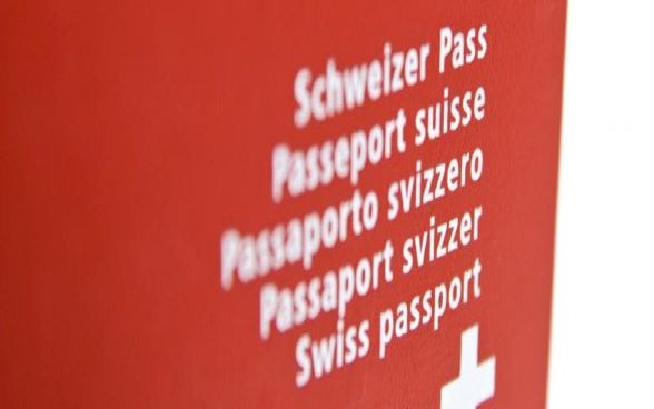 Portada del pasaporte suizo, con las palabras ‘Pasaporte suizo’ impresas en los cuatro idiomas nacionales y en inglés