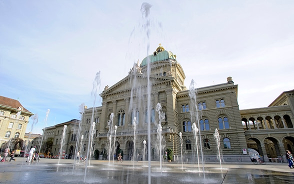 Bundesplatz vor dem Bundeshaus Bern mit Wasserspiel
