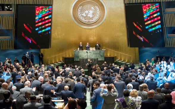 Nella grande aula dell’assemblea generale delle Nazioni Unite a New York gli alti funzionari degli Stati membri dell’ONU applaudono l’approvazione dell’Agenda 2030. 