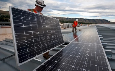 Arbeiter installieren Solarpanel. © EDA