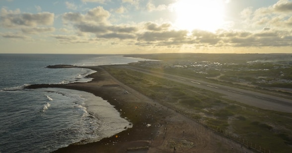 Paesaggio che comprende l'aeroporto di Mogadiscio, il quartier generale della missione ONU,  rappresenta.