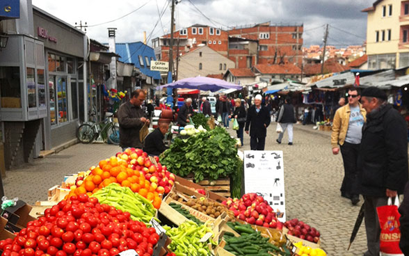 Blick auf einen Markt in Pristina. 