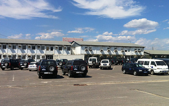 Automobili in un parcheggio davanti a un complesso di uffici.