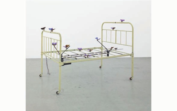 Rebecca Horn, The Lover’s Bed, 1990 · Eisenbettgestell, Schmetterlingsflügel, Metallkonstruktionen, Motoren · Privatsammlung