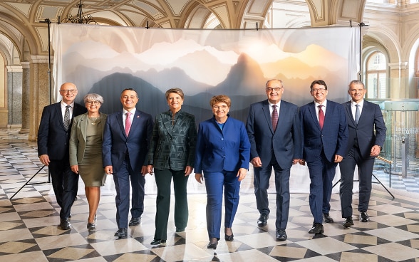 Von links nach rechts: Bundeskanzler Viktor Rossi (GLP), Bundesratsmitglieder Elisabeth Baume-Schneider (SP), Ignazio Cassis (FDP), Karin Keller-Sutter (FDP), Viola Amherd (Die Mitte), Guy Parmelin (SVP), Albert Rösti (SVP), Beat Jans (SP).