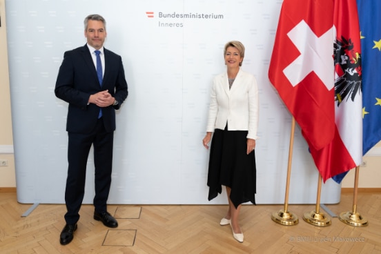 Innenminister Karl Nehammer mit der Schweizer Bundesrätin Karin Keller-Sutter am 28. Mai 2020 in Wien