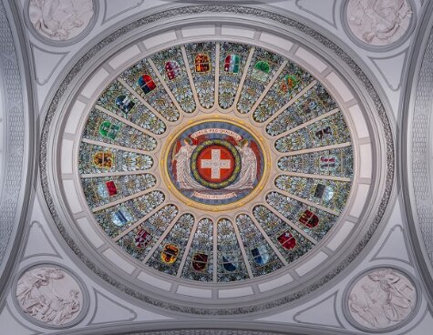 Coupole dans le Palais fédéral montrant les emblèmes des cantons suisses