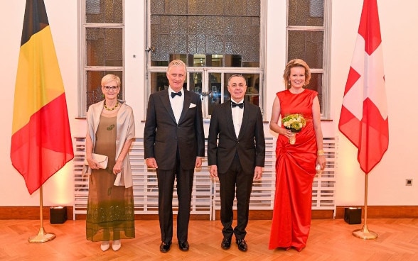 Le président Ignazio Cassis avec Madame Paola Rodoni Cassis et le couple royal belge. 