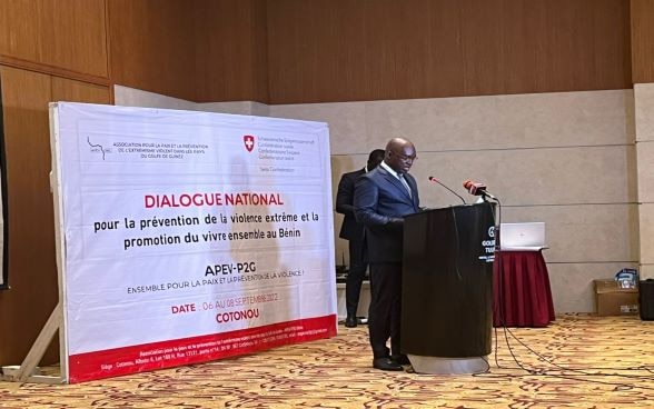 Le Directeur adjoint de cabinet du Ministère de l’intérieur représentant le Ministre empêché prononçant l'allocution d’ouverture du Dialogue national pour la prévention de la violence extrême et la promotion du vivre ensemble en paix au Bénin.