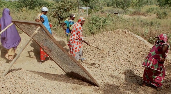 Les femmes productrices de gravier Programme de Développement des Infrastructures Economiques et Marchandes (PDIEM) de la Coopération suisse au Bénin
