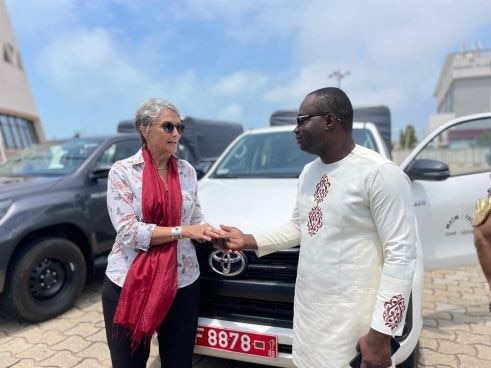 La Cheffe de la Coopération suisse au Bénin remet la clé du véhicule Toyota Hilux offert par la Coopération suisse au partenaire