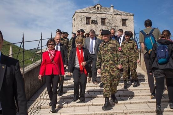 Švicarska savezna ministrica i šefica Federalnog ministarstva odbrane, civilne zaštite i sporta Viola Amherd sa ambasadoricom Švicarske u BiH Andreom Rauber Saxer i švicarskim vojnim zvaničnicima tokom posjete Mostaru