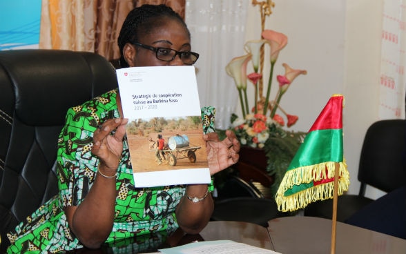 Die Wirtschafts-, Finanz- und Entwicklungsministerin mit Madame le Ministre de l'Economie, des Finances et du Développement tenant la nouvelle stratégie de Coopération suisse au Burkina Faso 2017-2020