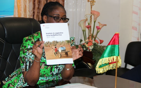 Signora Ministro dell’economia, delle finanze e dello sviluppo con la nuova  Stratégia di Cooperazione svizzera in Burkina Faso 2017-2020 