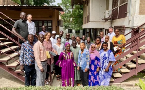 Le staff de la DDC Tchad pose avec la directrice Patricia Danzi en visite au Tchad, octobre 2023