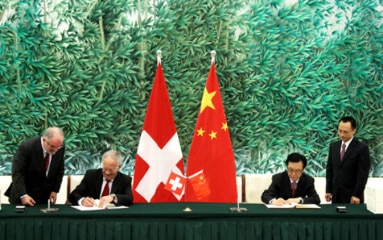 Swiss Federal Councillor Johann Schneider-Ammann and Chinese Minister of Commerce Gao Hucheng during the signing ceremony of the FTA