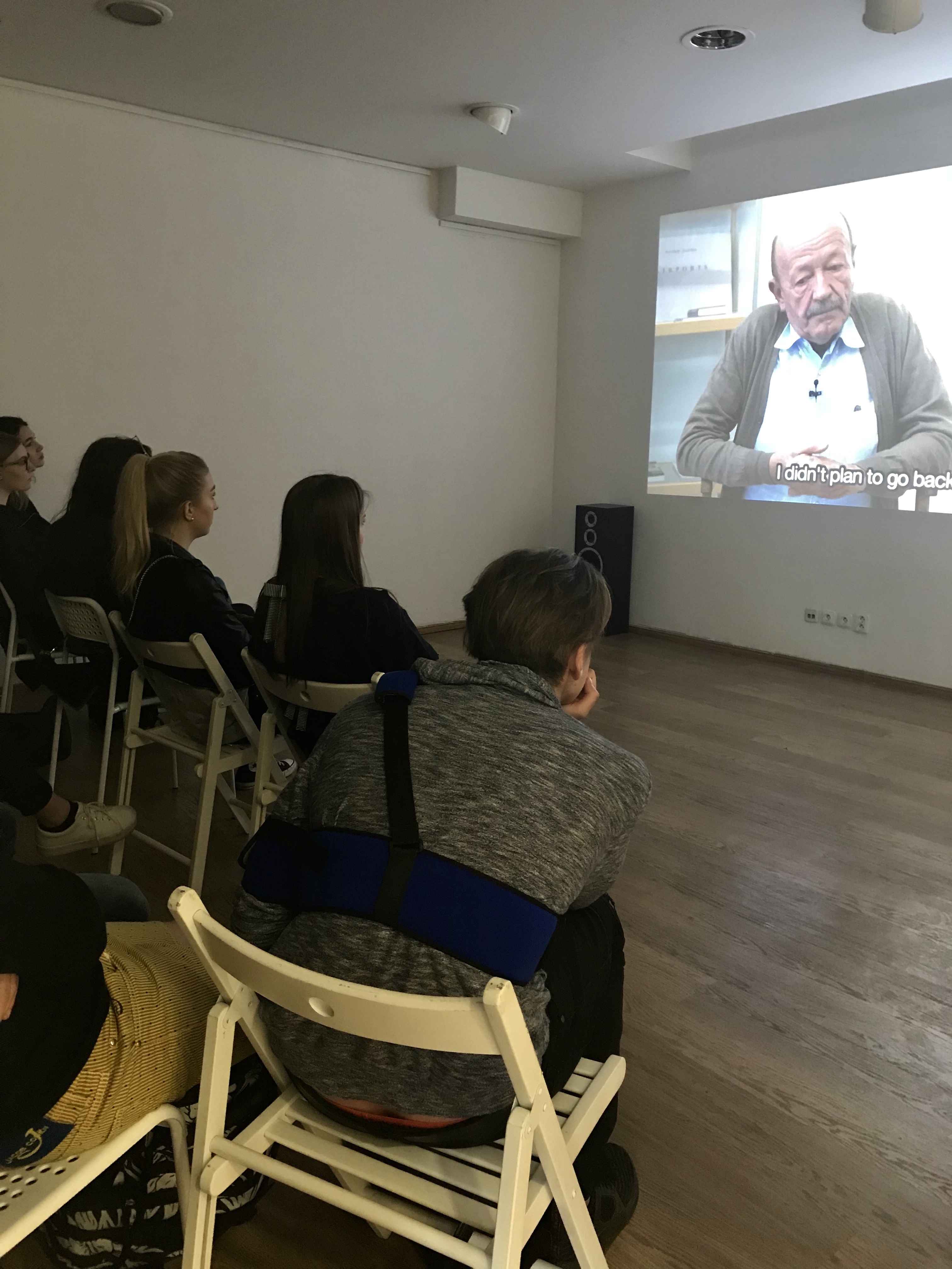 Dne 12.04. 2018 navštívilo výstavu 58 studentů Anglicko-českého gymnázia Amazon. Společně se spolupracovníky velvyslanectví se aktivně zúčastnili programu, který byl pro ně speciálně připraven na téma domov a vlast.