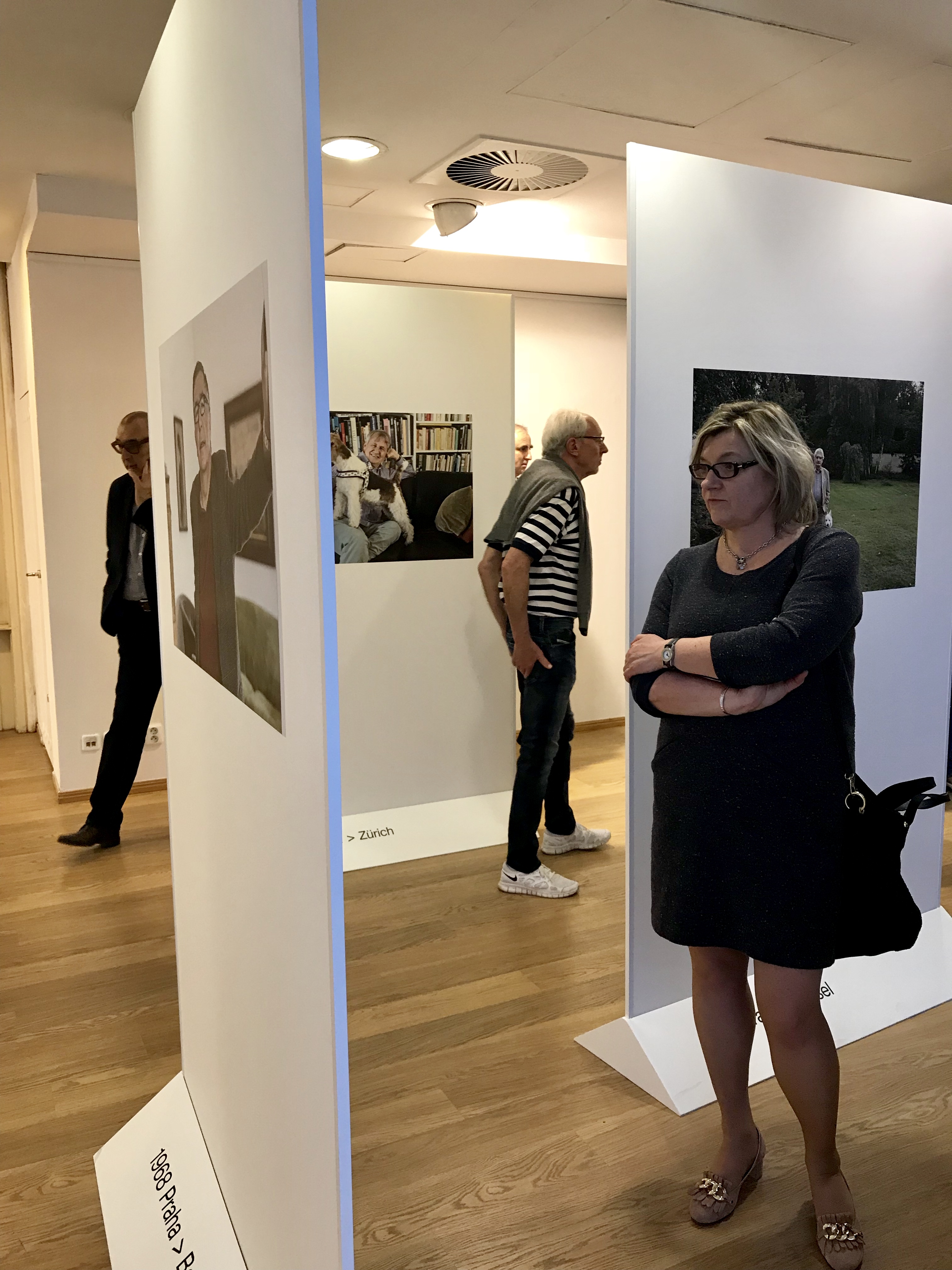 Dne 10.04. 2018 se v Galerii kritiků uskutečnila komentovaná prohlídka. Hosty prohlídky expozicí prováděla fotografka Iren Stehli.