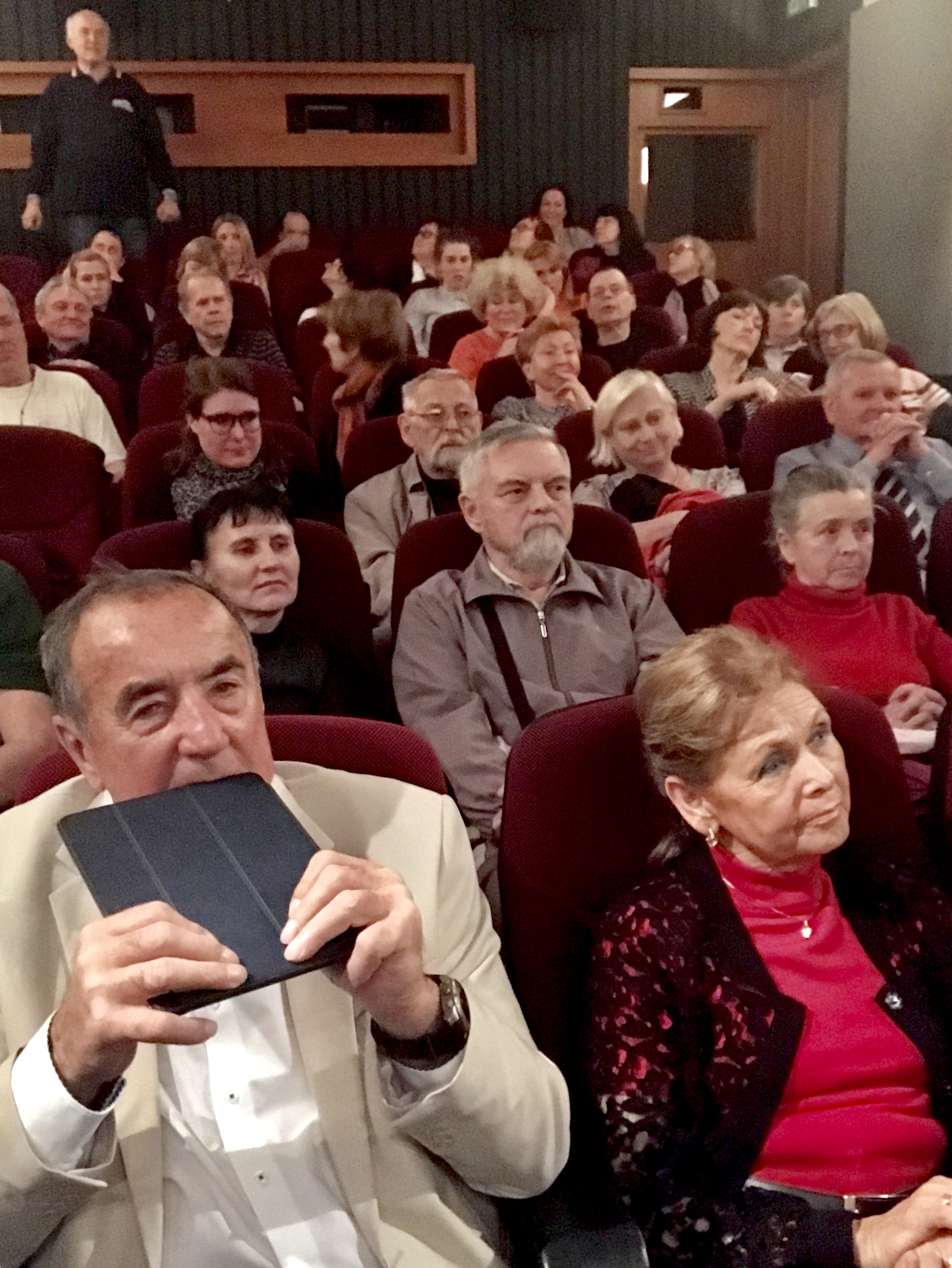 Režisér Bernard Šafařík odpovídal na dotazy přítomných diváků po promítnutí jeho filmu