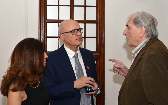 Švýcarský velvyslanec Dominik Furgler a paní Hayam Furgler v rozhovoru s bývalým českým velvyslancem Jaroslavem Šedivým.