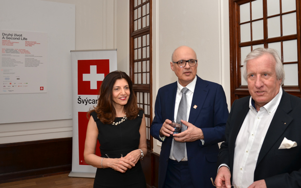 Švýcarský velvyslanec Dominik Furgler a paní Hayam Furgler se vítají s hosty vernisáže