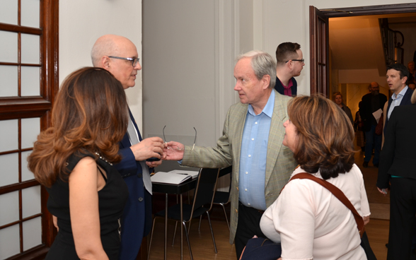 Protagonisten und Gäste der Vernissage werden begrüsst