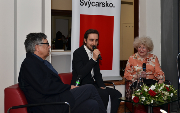 Bernard Šafařík (vlevo), Petr Gojda a Helena Kanyar Becker při neformální moderované diskusi