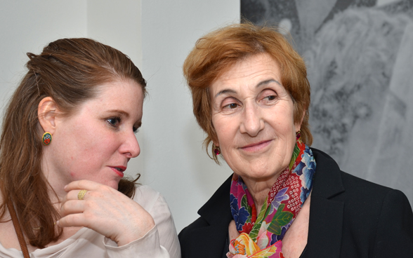 Fiona Ziegler (vlevo) režisérka filmu Druhý život (součást výstavní expozice) v rozhovoru s Iren Stehli, autorkou vystavených fotografií