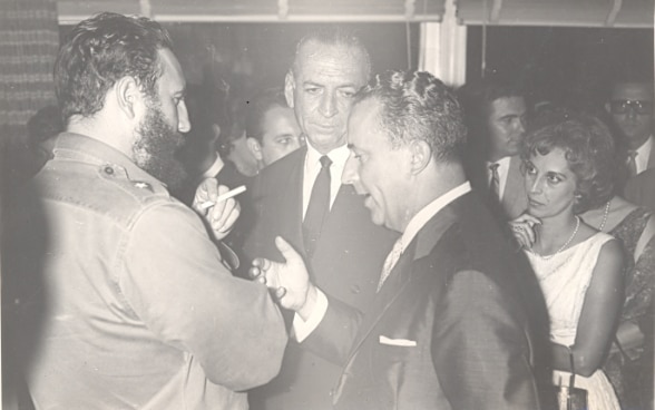 Cuban leader Fidel Castro in discussion with Swiss Ambassador Emil Stadelhofer in 1964. ©FDFA