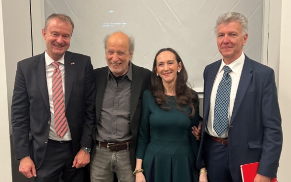 L'Ambassadeur Stefan Estermann avec l'artiste Nakis Panayotidis, et les commissaires Mme Fleurette Karadontis, présidente du conseil d'administration de la Fondation, et M. Matthias Frehner, ancien directeur du Kunstmuseum de Berne.