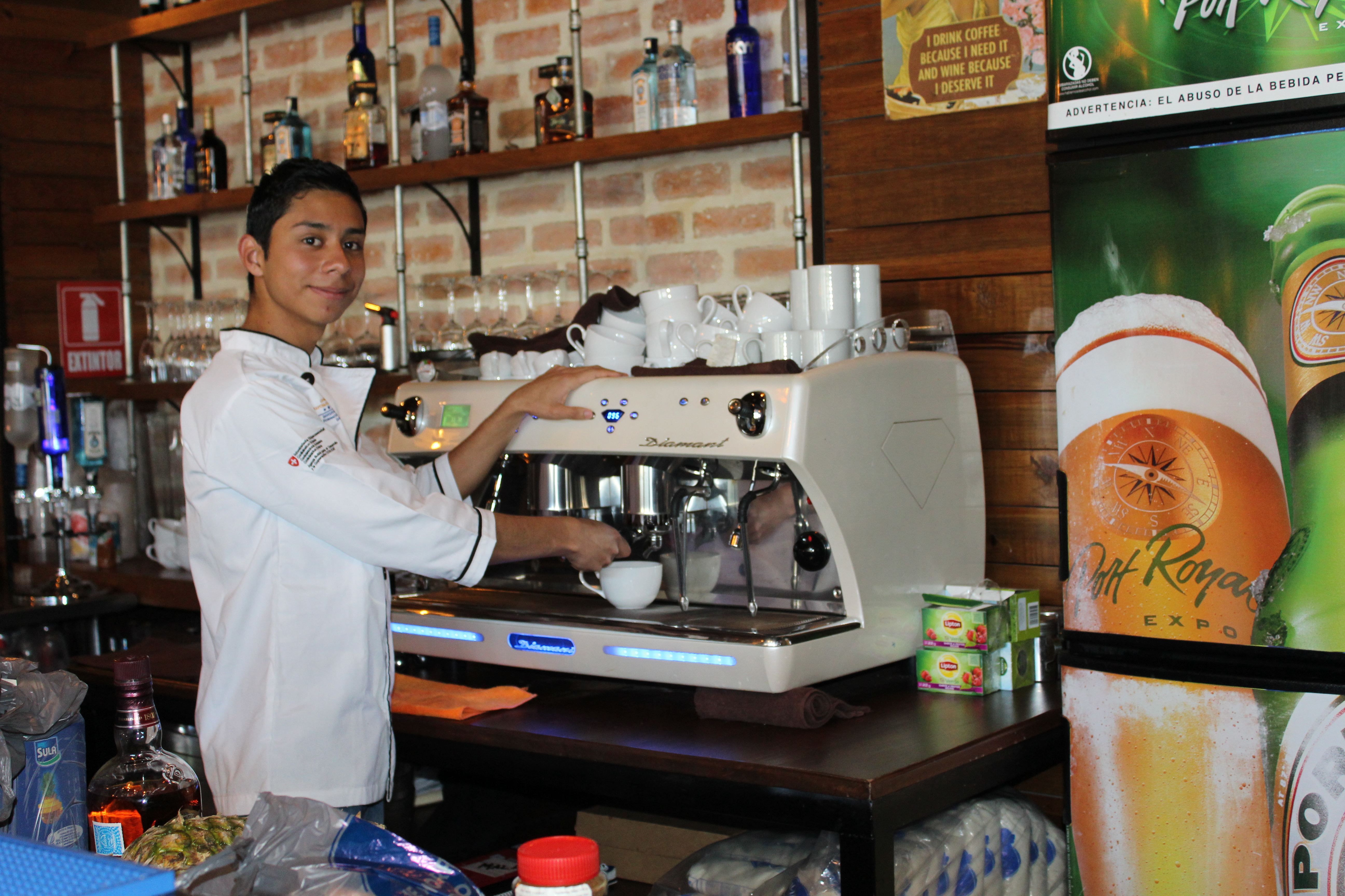 Moisés Fernando Izaguirre, egresado de Mesero del INFOP San Felipe, laborando en Restaurante TERCETO, Tegucigalpa.