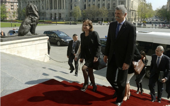 Frau Markwalder und Herr Kövér auf der Treppe des Parlamentes © by MTI/MTVA