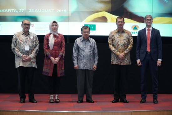 from left to right: Dr. Ritola Tasmaya (Secretary General of Indonesia Red Cross), Mrs. Adelina Kamal (Executive Director AHA Centre), H.E Dr. H Muhammad Jusuf Kalla (Vice President of the Republic of Indonesia and Chairperson of Palang Merah Indonesia), Lt. Gen. Doni Monardo (Chief Badan Nasional Penanggulangan Bencana), Mr. Michael Cottier (Minister, Deputy Head of Mission Swiss Embassy)