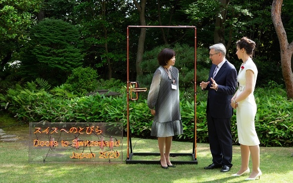 安倍昭恵首相夫人とジャン・フランソワ=パロ駐日スイス大使、ユリア・グシニナ・パロ大使夫人 ⒸAyako Suzuki