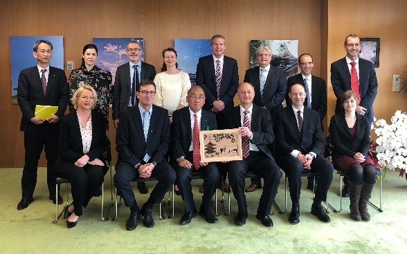「高齢化社会」についての意見交換後の奈良県の荒井正吾知事(前列左から3番目)とベルン州来日団 ©在日スイス大使館