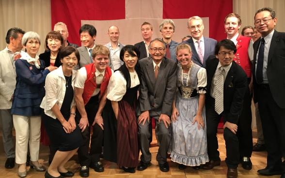 Ambassador Jean-François Paroz, SSOK’s President Philip Spaelti, Minister Markus Reubi, Consul Jürg Bono and others on stage with the musicians at the SSOK’s 40th Anniversary Party ©Embassy of Switzerland in Japan