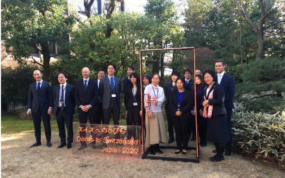 駐日スイス大使公邸の庭園にて、外務省の外交実務研修員と大使館職員 ©在日スイス大使館