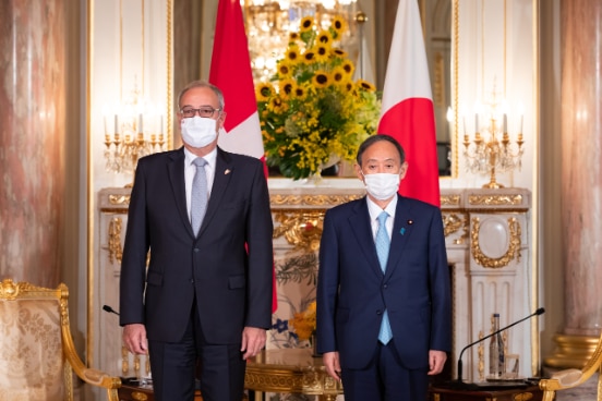 （左から）ギー・パルムラン スイス連邦大統領と菅義偉首相